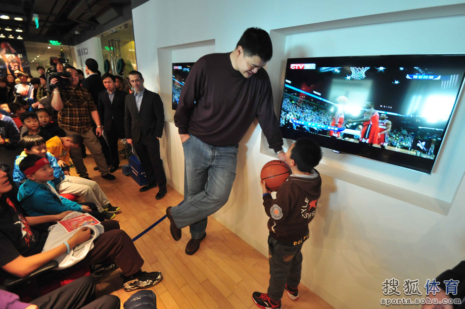 NBA姚明学校新年观战派对 姚明和学员互动(图