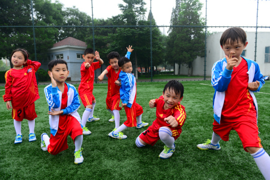 中国足球梦强势战日韩 米卢郝海东共执教娃娃