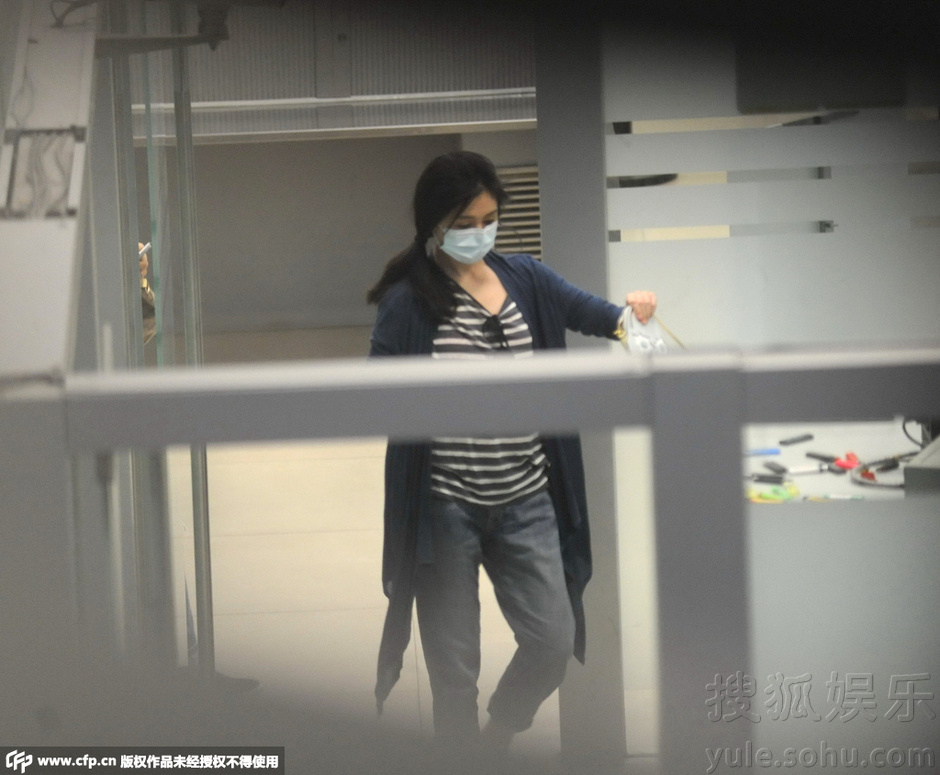 大S口罩遮面现身机场 助理贴心为其按摩肩膀