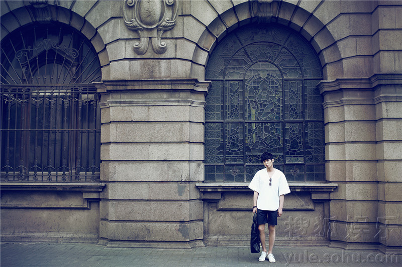 张若昀曝逆光主题街拍 白衣小清新浅笑迷人(组