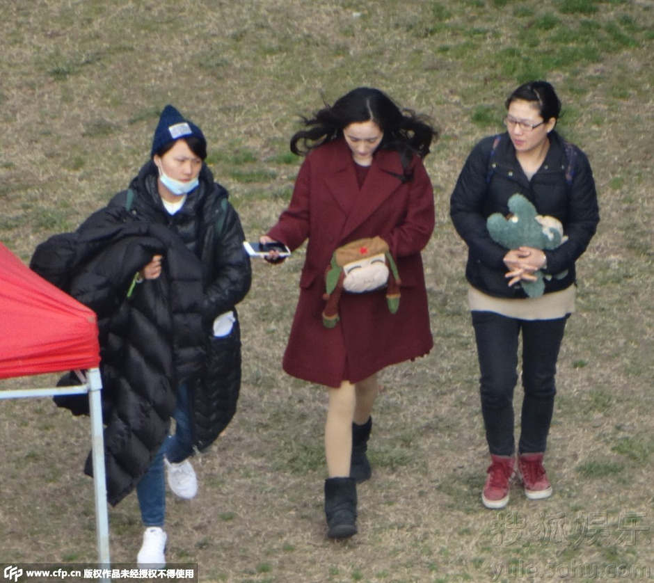 杨幂视频获众助理簇拥忍冻穿肉色性感秀美腿丝袜片场播黑丝主女图片