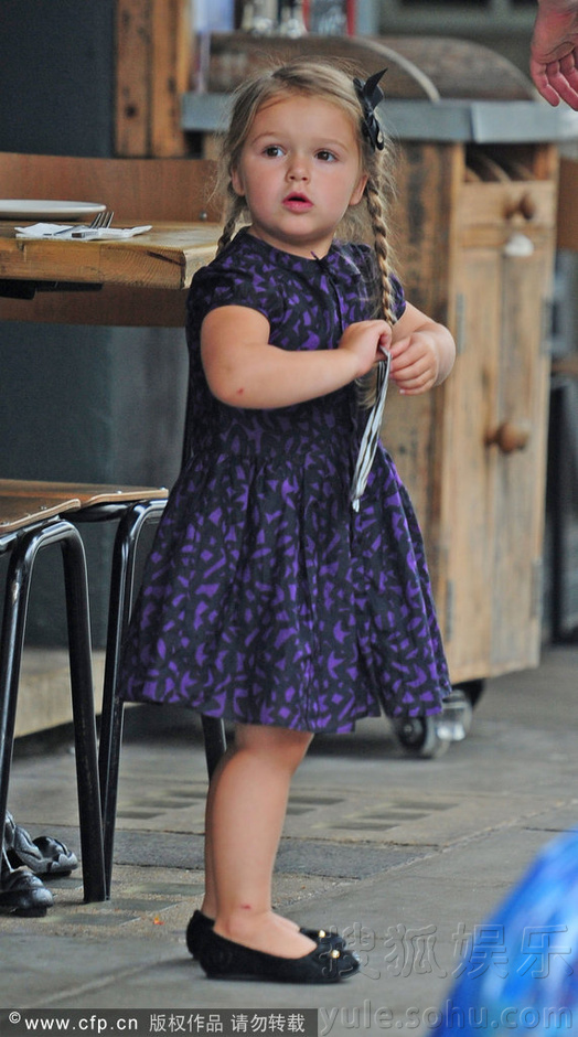 <em>帅哥</em>哥布鲁克林带妹妹买饼干 小七扎辫子激萌