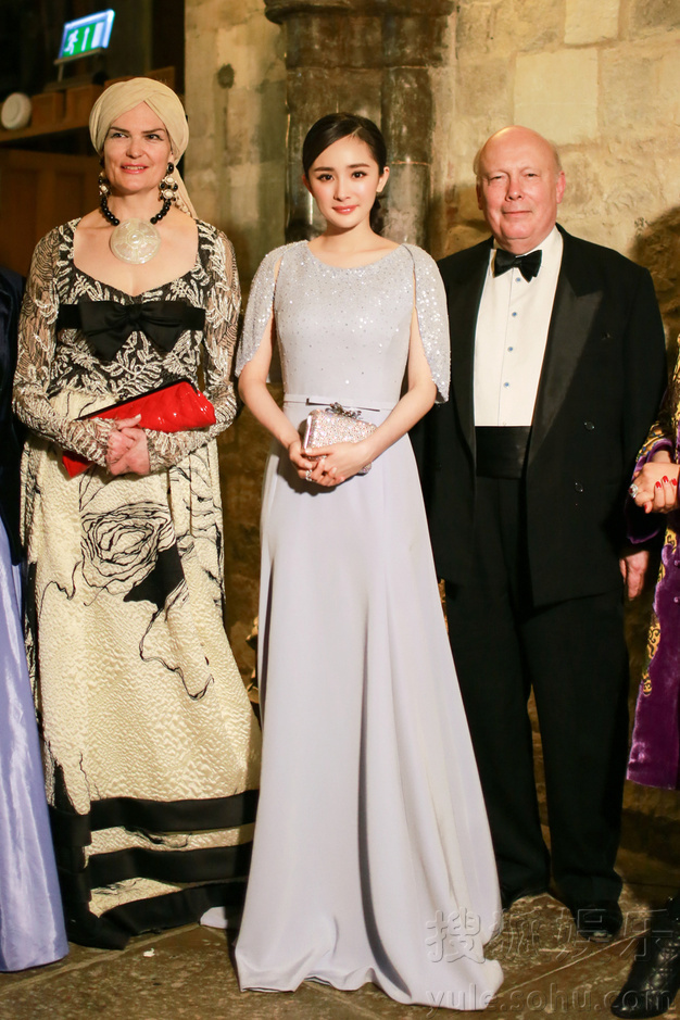 杨幂出席英中影视峰会 获英方颁雅典娜艺术奖