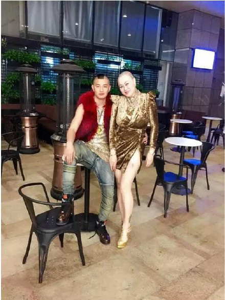 深圳光头透视装女王走红 光头巨胸亮瞎全场