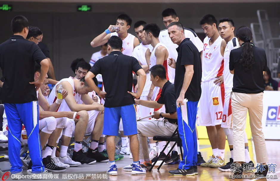 高清图:全运篮球辽宁战新疆 周琦手指受伤流血