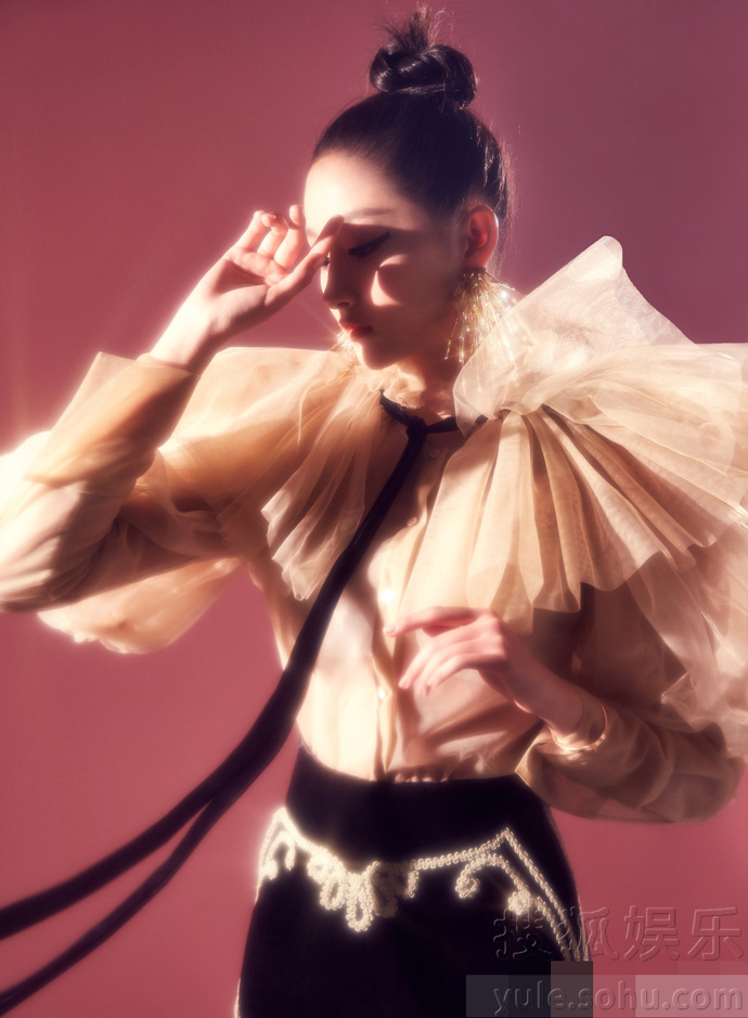 梦幻迷离！关晓彤晒复古写真 小女美如画 (组图)