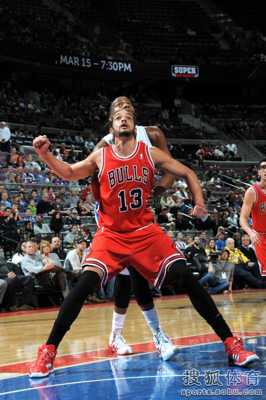 高清图:公牛胜活塞 诺阿卡位抢篮板詹宁斯突破