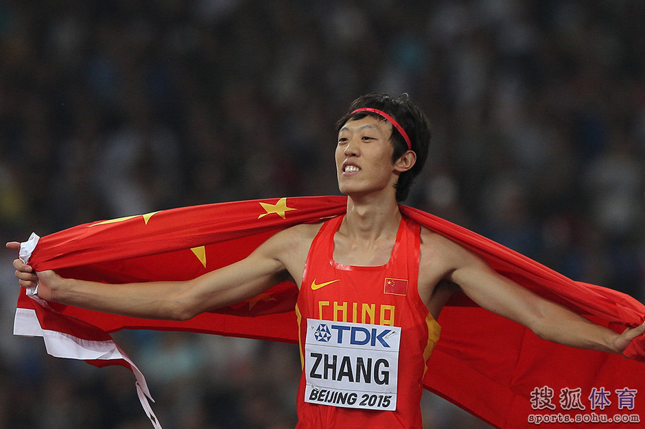 高清:北京世锦赛收官 张国伟身披国旗绕场庆祝