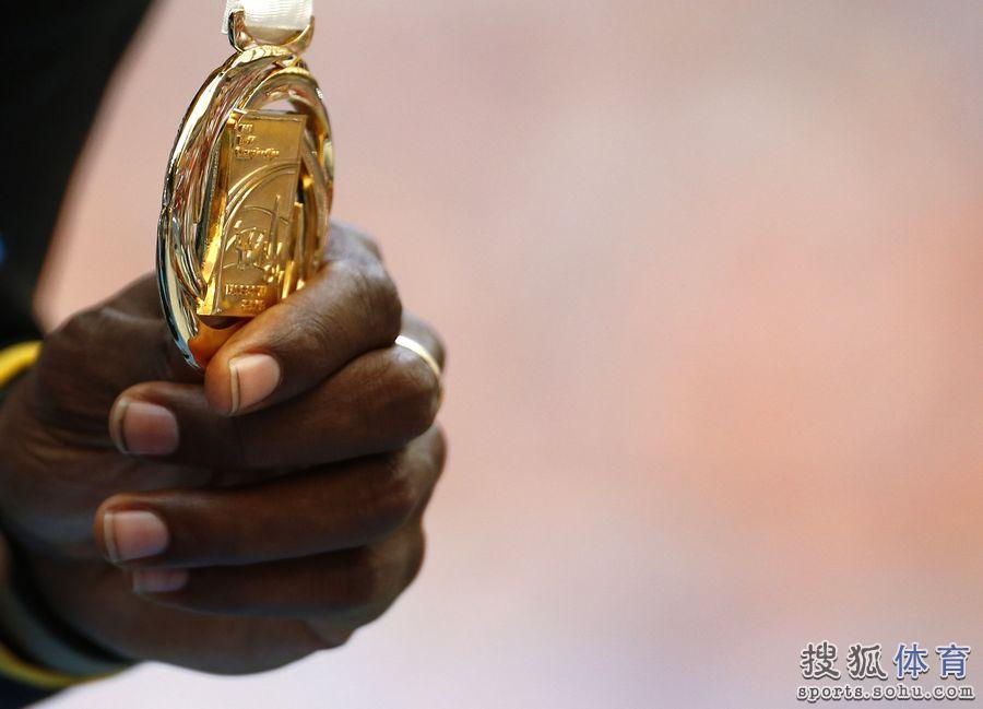 高清:博尔特赤脚秀独特舞蹈 与美国队友好交流