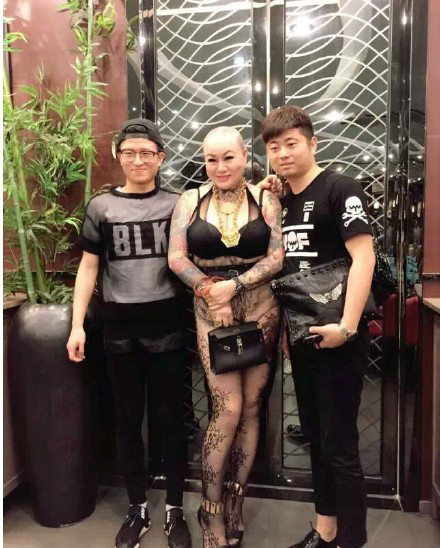 深圳光头透视装女王走红 光头巨胸亮瞎全场