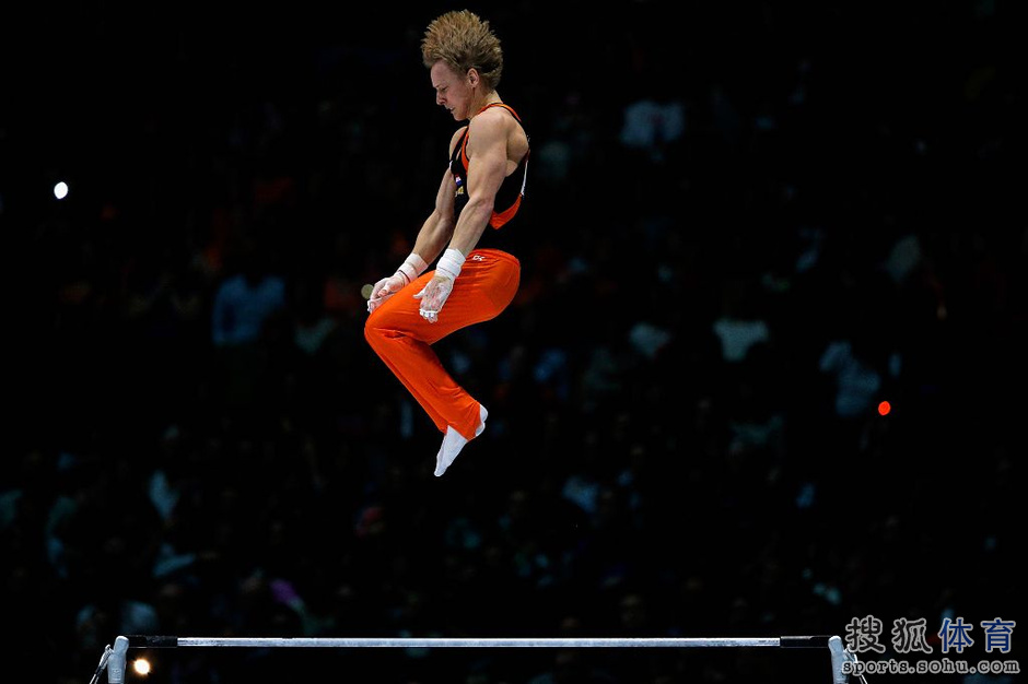 高清:佐德兰德单杠加冕 荷兰飞人空中姿态曼妙