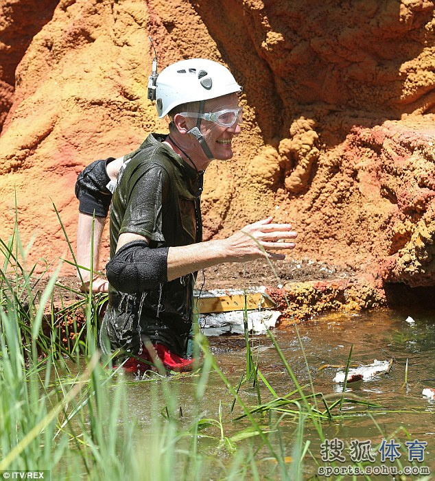 高清:戴维斯丛林装扮现身 与靓丽美女搭档热吻