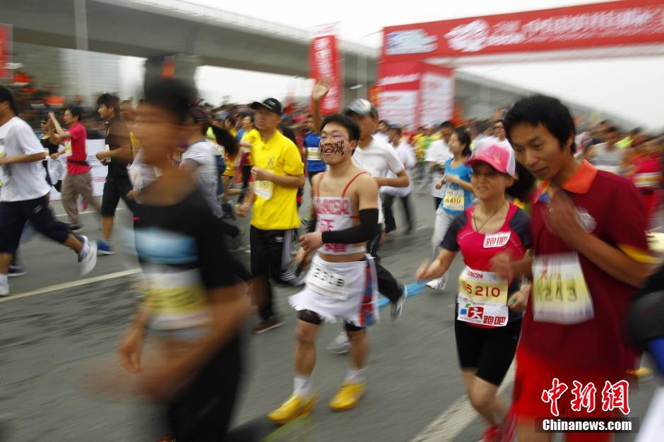 高清:<em>郑开</em>国际<em>马拉松</em>赛开跑 人潮涌动场面壮观