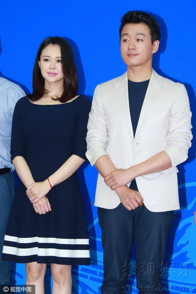 关悦产三胎后与佟大为同框 身材竟然恢复这么快