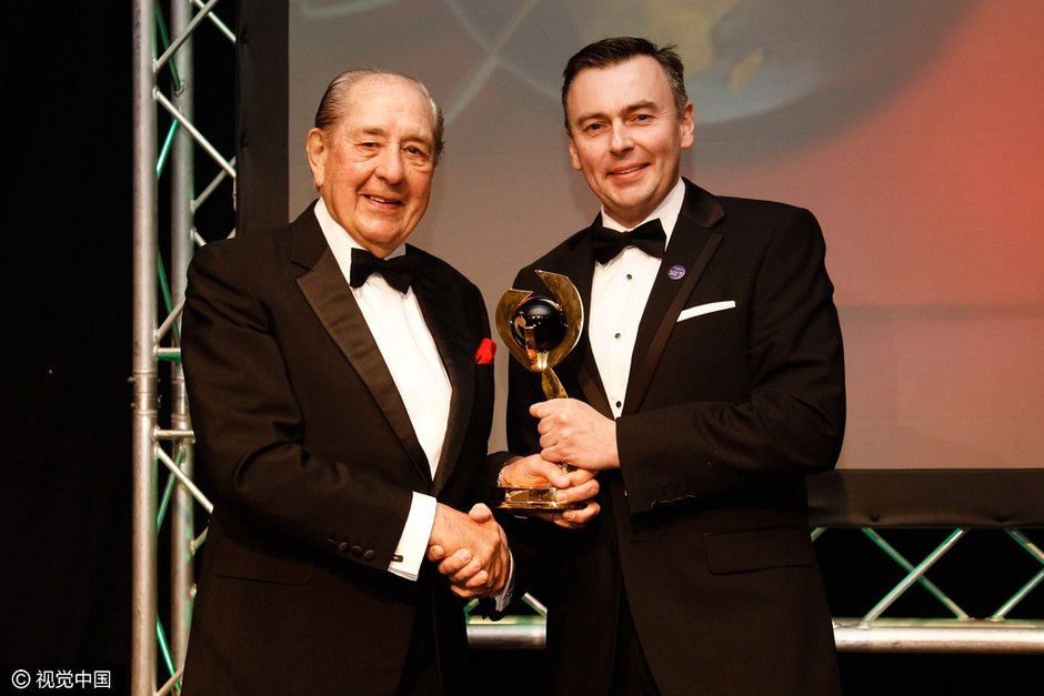 高清图:丁俊晖出席年度颁奖晚宴 获147满分奖