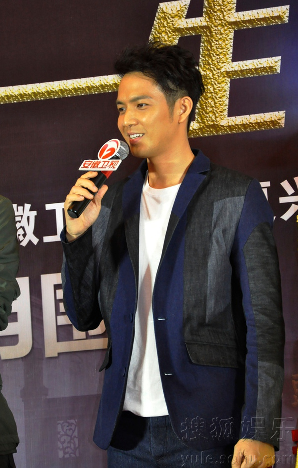《十月围城》将播 钟汉良发布会大秀脱衣舞
