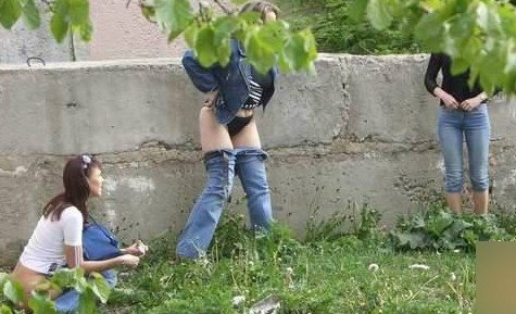 外国妹子素质真差随地大<em>小便</em>6050310-Wap频