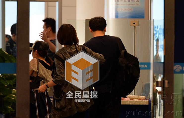 陆川携妻回老家省亲 胡蝶略施粉黛风采足