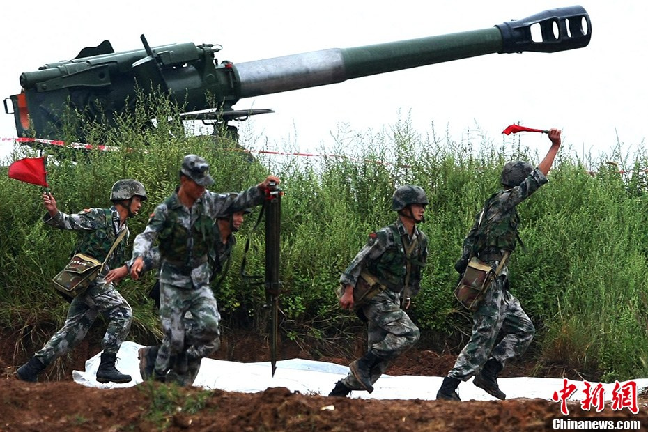 "打击-2013"炮兵旅实弹对抗演习发起总攻