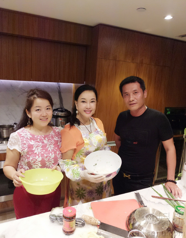 刘晓庆欢度春节 妆容精致亲手下厨包饺子 (组图)