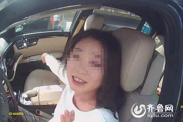 奔驰女司机酒驾撞9节护栏 遇交警先摆剪刀手