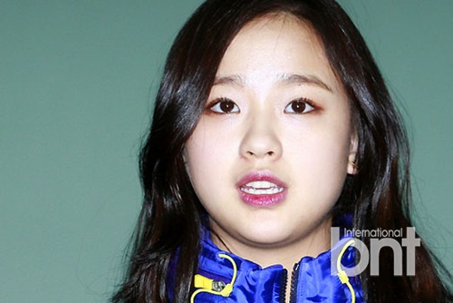 <em>艺体</em>妖精孙妍在仁川机场赴俄训练 露甜美笑容