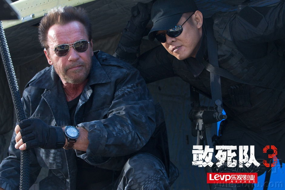 搜狐娱乐讯 年度大片《敢死队3》已于9月1日内地公映并不惧周一效应逆市破亿。近日,片方首次公开反派大BOSS扮演者梅尔-吉布森的视频特辑。据悉,凭借阵容、场面的双重升级,影片《敢死队3》有望在9月档期脱颖而出。