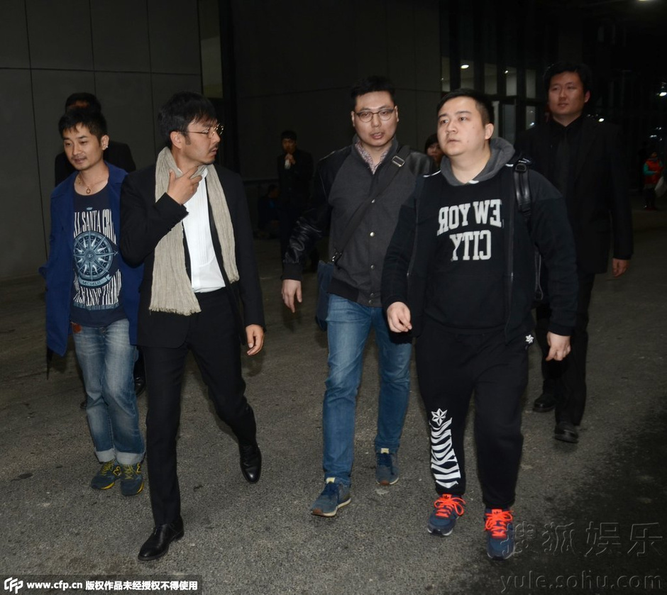 汪涵获众人护驾显大牌 边走边戴围巾表情呆萌