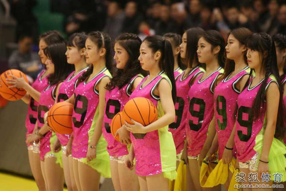 组图:江苏篮球宝贝热舞助阵 清纯美女身材苗条