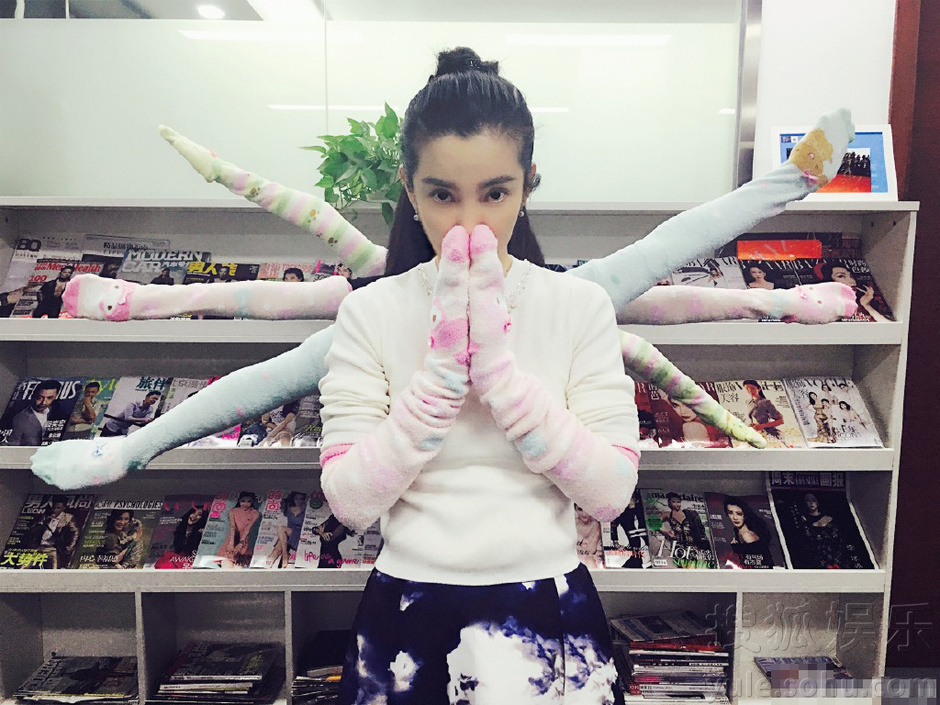 李冰冰登机见红毯起范儿 摆造型遭催促(高清组图)