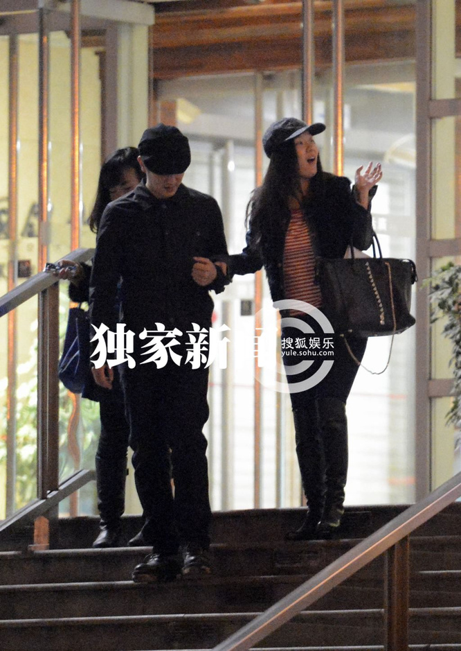 独家:霍思燕产后身材发福 牵手老公会友秀恩爱