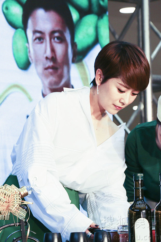 海清现身成都某活动 清新搭配小露香肩-娱乐频