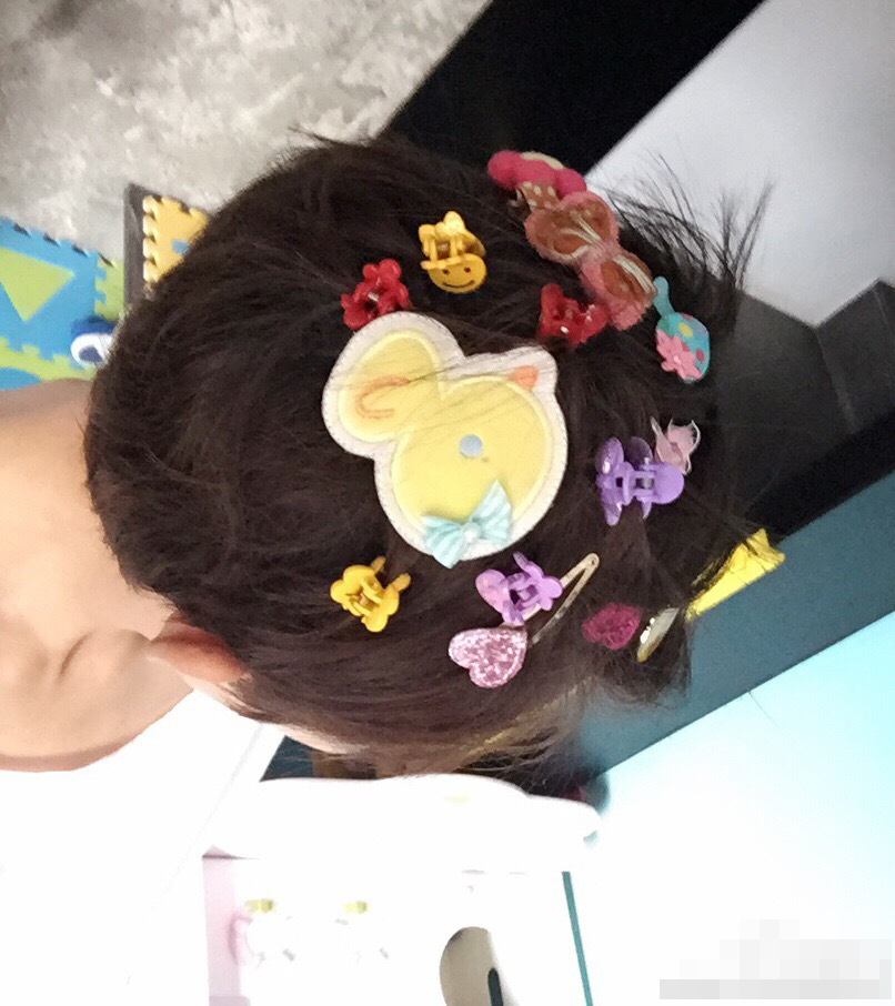 <em>发卡</em>新潮流!<em>蔡少芬</em>做发型 <em>满头发卡</em>童趣足--扬