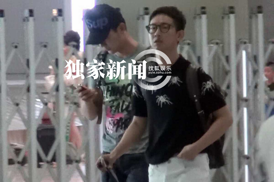 石头哥变手机哥 李晨回京手机不离手(组图)-广