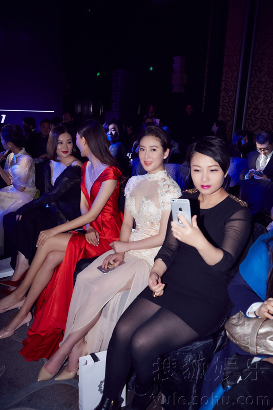 赵柯看秀着蕾丝礼服 性感典雅吸睛无数(组图)