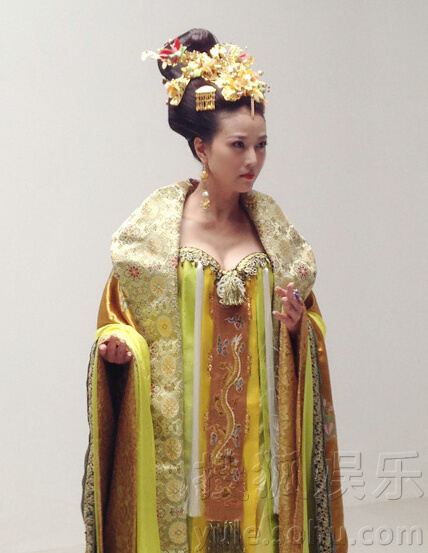 周海媚片场穿居家服吃盒饭 心大不避镜头