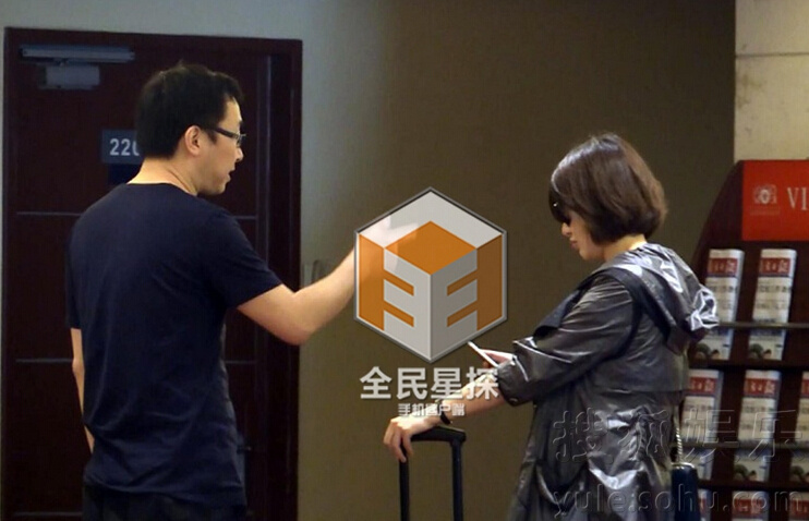 陆川携妻回老家省亲 胡蝶略施粉黛风采足