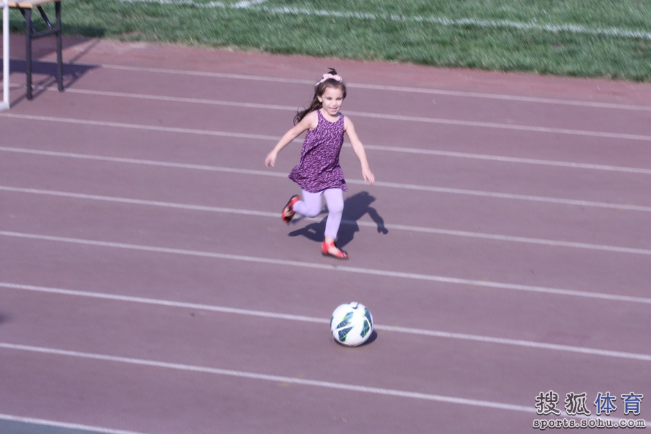 高清:理工外援爱妻宝贝助阵 小女孩玩足球超萌