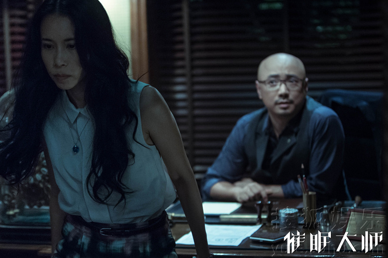 搜狐娱乐讯 由万达影视出品,陈正道执导,徐峥监制并携手莫文蔚领衔主演的年度神秘制作《催眠大师》将于4月29日强势登陆五一档。该片成功打动北京国际电影组委会,确定将作为闭幕影片,于4月23日压轴亮相第4届北京国际电影闭幕式。片方也发布了电影终极创世纪版海报,海报灵感来源于米开朗基罗的经典作品《创造亚当》,寓意影片中会以催眠方式创造前所未有的梦境世界。而4月初在福州举行的全国院线推荐会上,《催眠大师》也进行了小范围的放映。