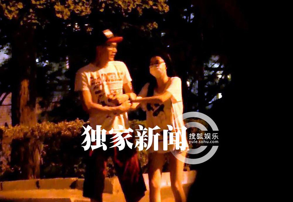 独家:高虎与女友亲密逛街 无人小路大胆激吻