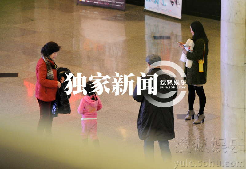 独家:徐峥一家四口外出吃饭 共度欢乐时光
