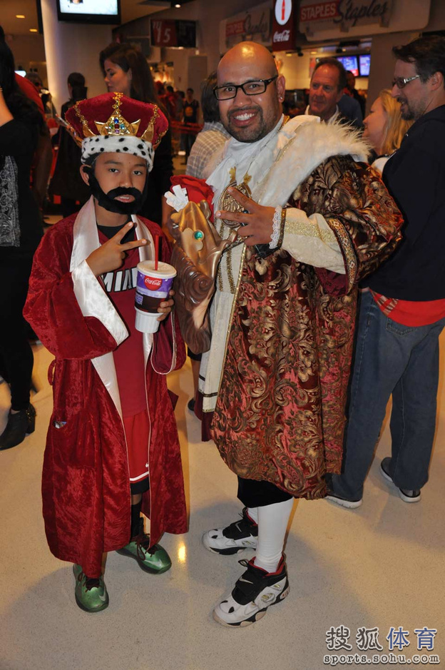 高清:快船揭幕战牛鬼蛇神登场 美女球迷最抢镜