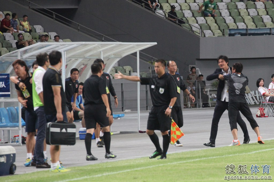 深足又<em>火了 李毅</em>与八喜教练争执拉都拉不住(图