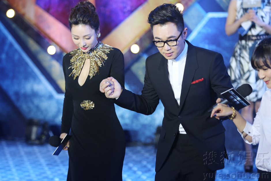 柳岩撑场《煎饼侠》 秀美背喂大鹏煎饼友谊深