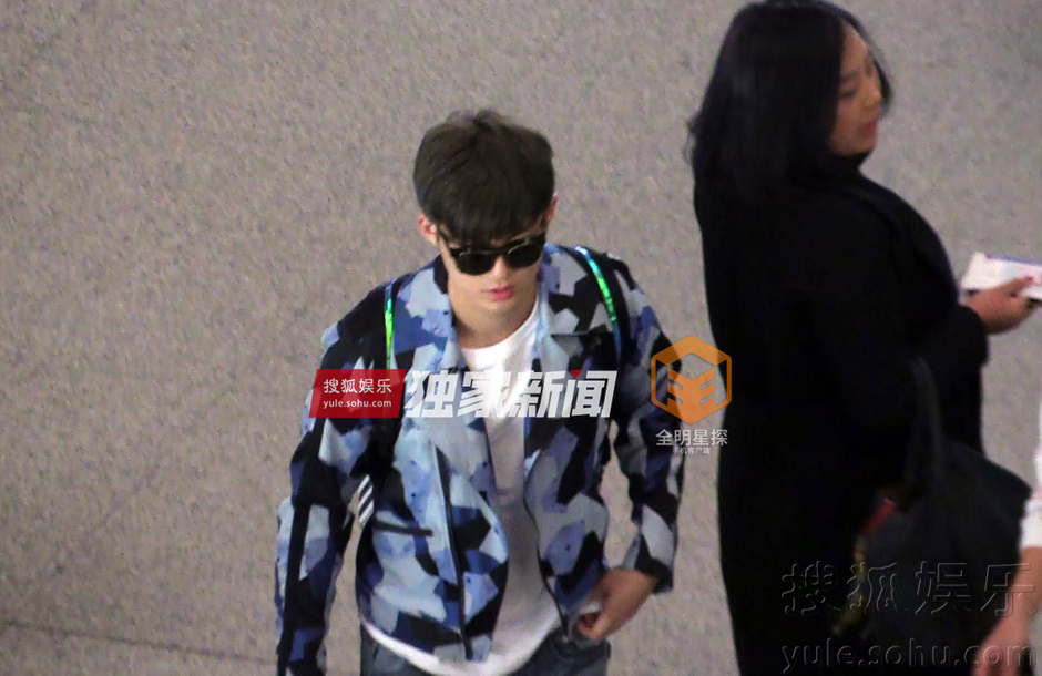 独家:看前面的帅哥清爽帅气 董力离京粉丝送机