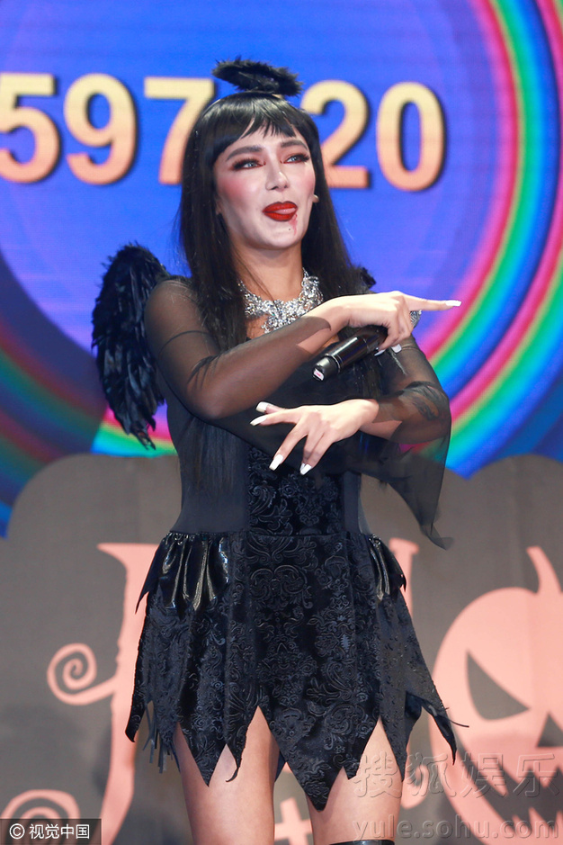 江映蓉吸血鬼造型亮相 超短裙热舞尖下巴抢镜