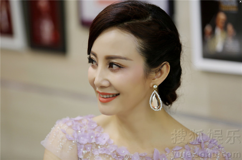 大陶红为小陶虹颁奖 上影节闭幕红毯秀造型仙