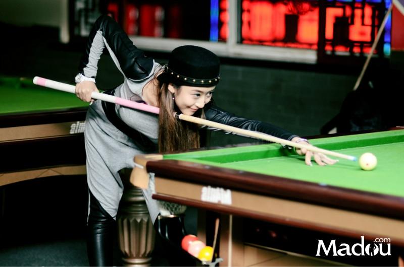 【转载】 高清:长腿美女拍摄台球写真 中性装扮帅气十足