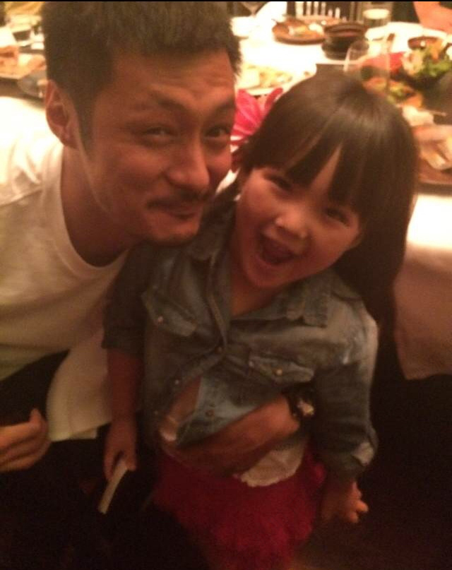  李湘 晒周润发 张家辉与 王诗龄 合影 -搜狐时尚频