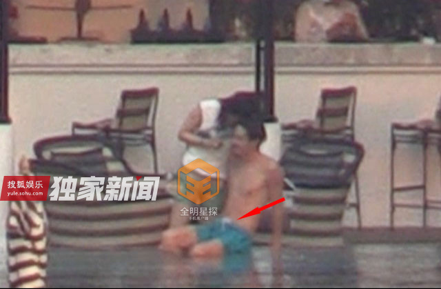 独家：白百何泰国幽会帅哥 贴面喂食泳池边嬉戏